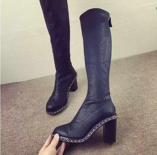 Женские сапоги с цепочками до колена на высоком квадратном каблуке зима 2022 |