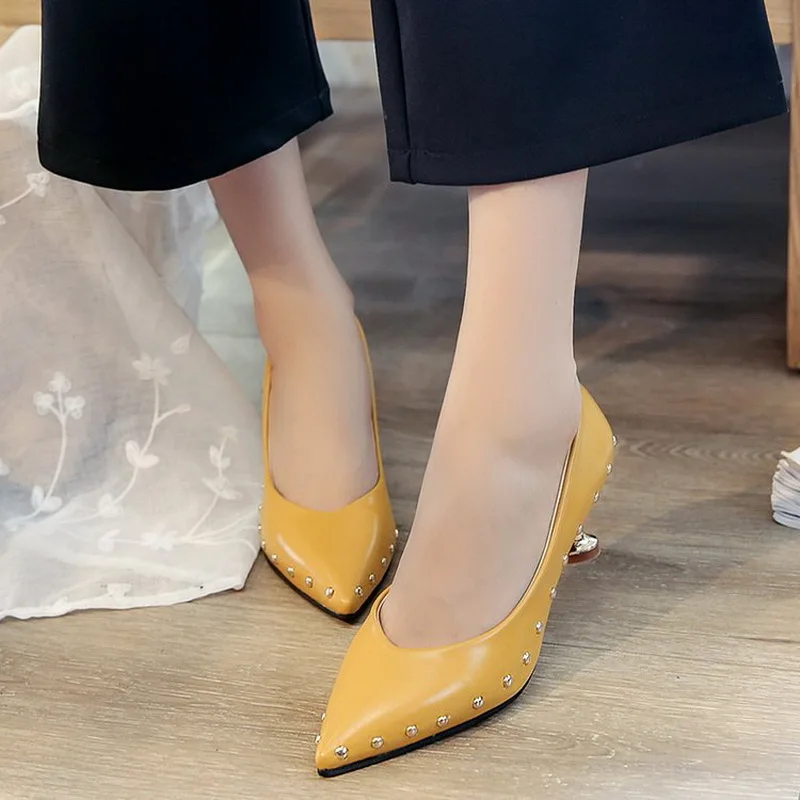 Escarpins femme 2018 Осенняя мода Новые однотонные с заклепками пикантные туфли на тонком