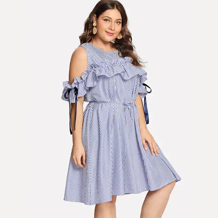Женское платье в полоску с круглым вырезом и открытыми плечами большого
