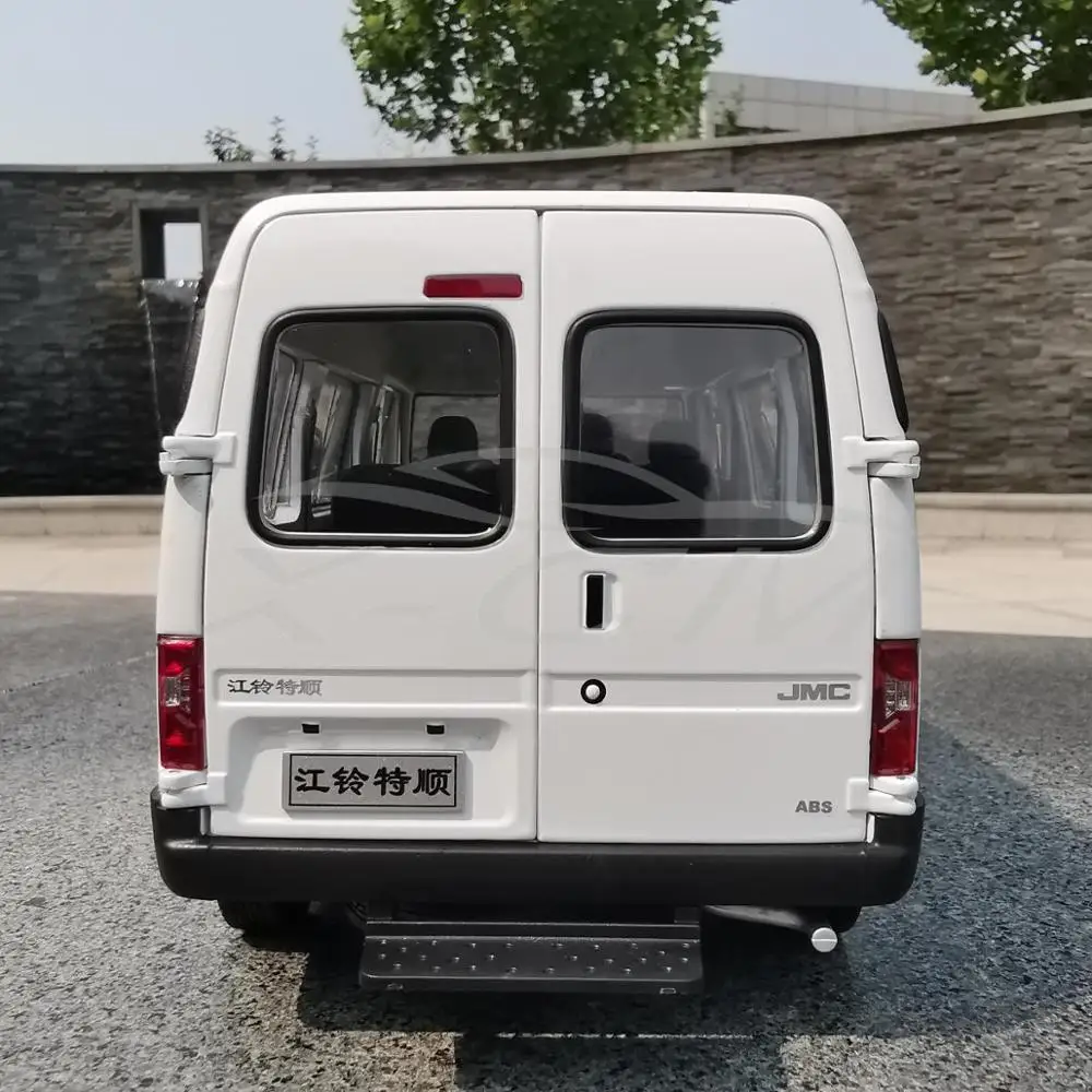 Литая модель автомобиля Jiangling JMC TeShun Teshun Te Shun 1:18 (белый) + маленький подарок! |