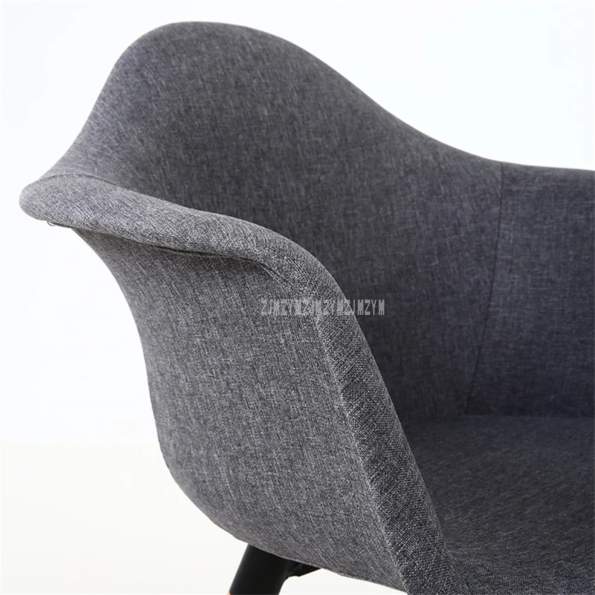 Современный обеденный стул из цельного дерева с мягкой спинкой и подлокотниками