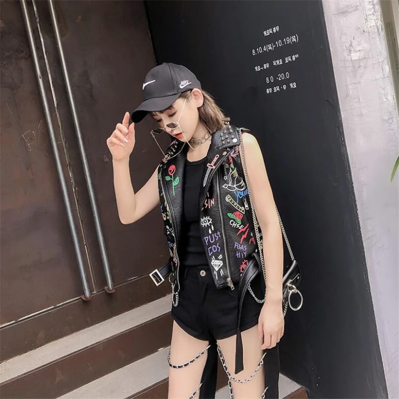Женская кожаная куртка без рукавов с принтом граффити панк-рок кожа заклепками