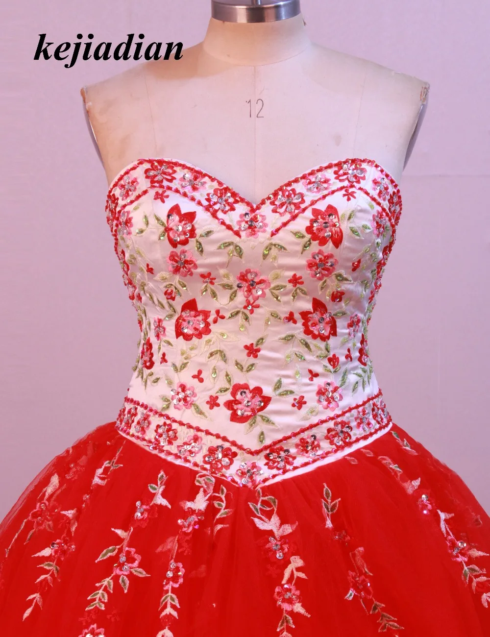 Великолепный цветочный вышивкой на возраст розовое красное платье Quinceanera Аппликация из бисера тюль Сладкие 16 Платья бальное платье 15 лет