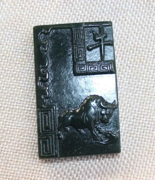 Натуральный Синьцзян Хэтянь темно зеленая стена улица бык кулон и богатство