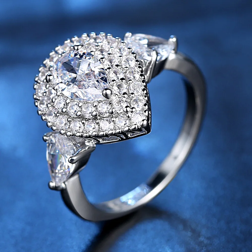 Женское кольцо с кубическим цирконием белого цвета подвеской в форме сердца