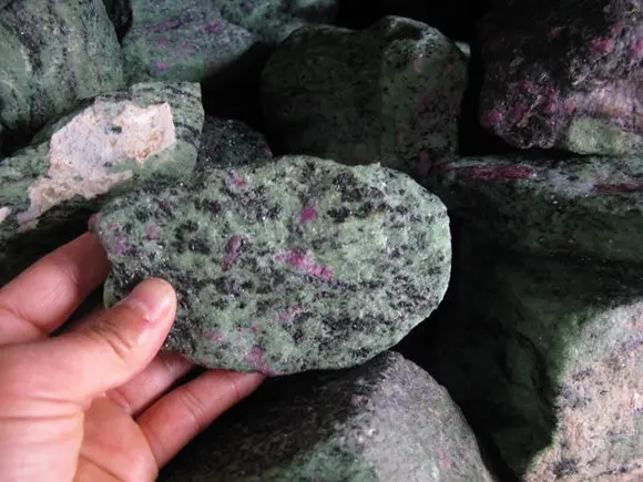 Редкий Натуральный эпидот и рубиновый (красный рубин много) образец кристалла