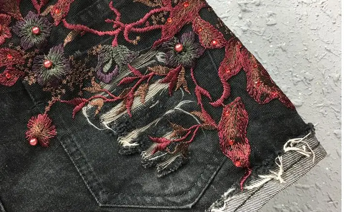 Женские джинсовые шорты с цветочной вышивкой и жемчужинами черные блестками на