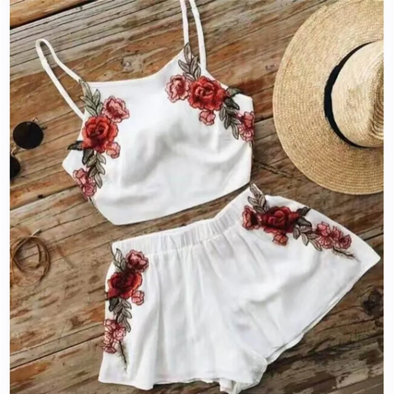 Женский комплект из двух предметов предметов: укороченный топ и шорты летний