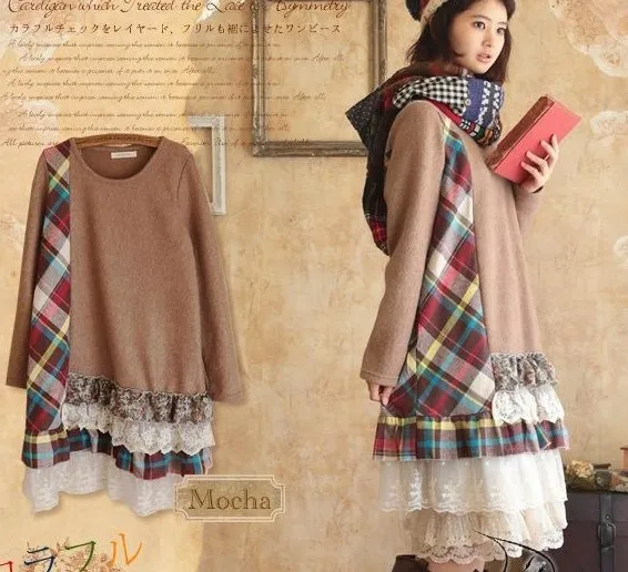 Трикотажное плиссированное платье в стиле преппи с оборками кружевом для