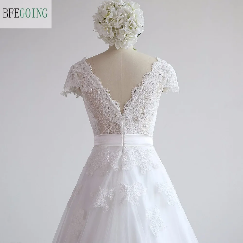 Белое кружевное свадебное платье А силуэта с V образным вырезом и рукавами