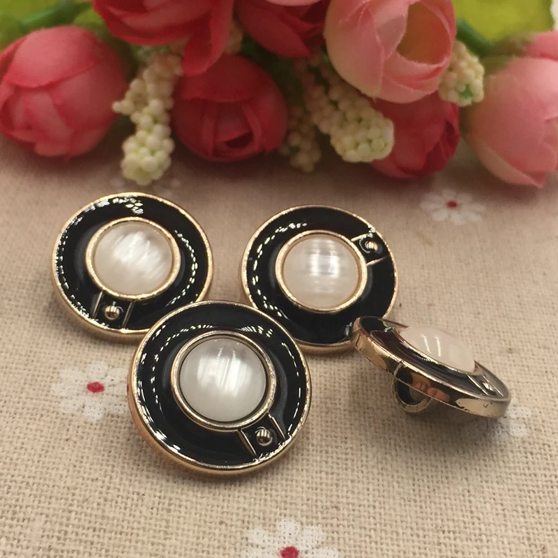 FC251 Швейные аксессуары 22 мм молочно-белое пальто с черными краями декоративные