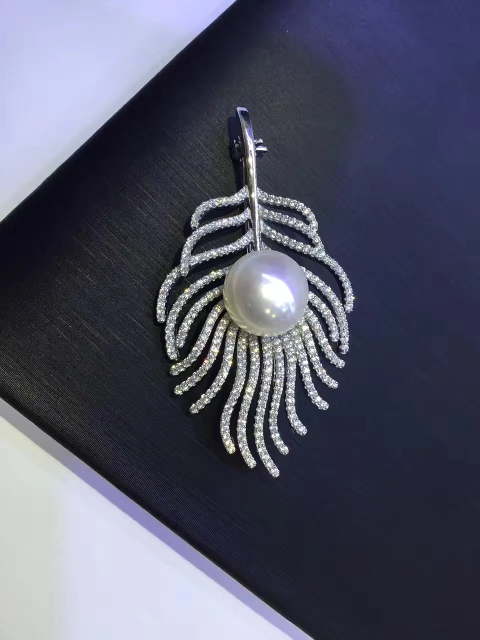 Серьги перышки сваровски. Жемчужное перо. Брошь золото жемчуг. Жемчуг перо. Брошь перо фото.