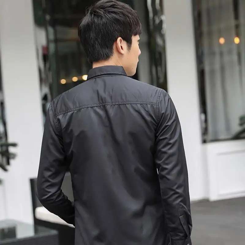 Мужская немнущаяся рубашка в стиле смарт кэжуал однотонная черная приталенная