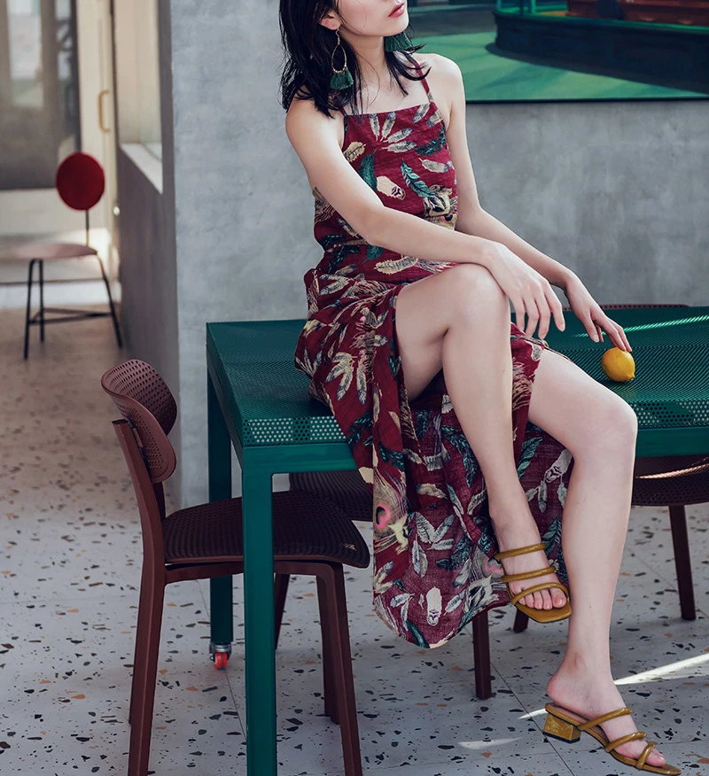 Шифоновое платье средней длины с открытой спиной в богемном стиле на весну и лето