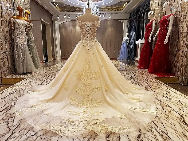 Новое поступление 2017 бальное платье без бретелек с рюшами и аппликацией из