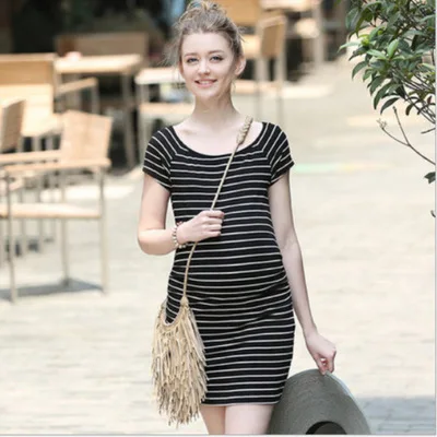 Женское платье с коротким рукавом и круглым вырезом в полоску |