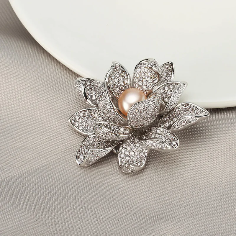 Роскошные Rhinestone Цветок Броши Для женщин натуральный жемчуг Значки для Женский Свадебные Броши Ювелирные изделия из кристаллов аксессуары - Окраска металла: silver pink pearl