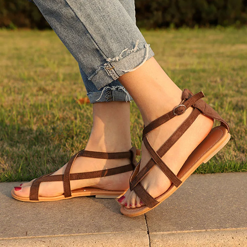 Женские сандалии с круглым носком на плоской подошве перекрестными ремешками