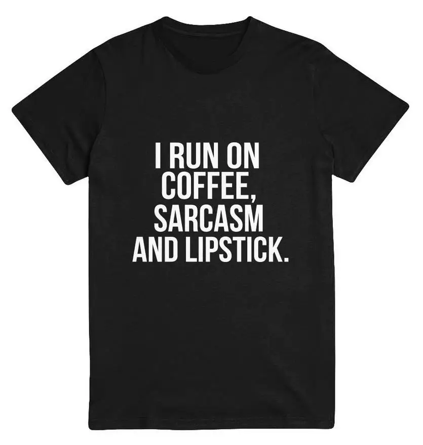 Женская хлопковая футболка с надписью I run on coffee sarcasm и помада Повседневная