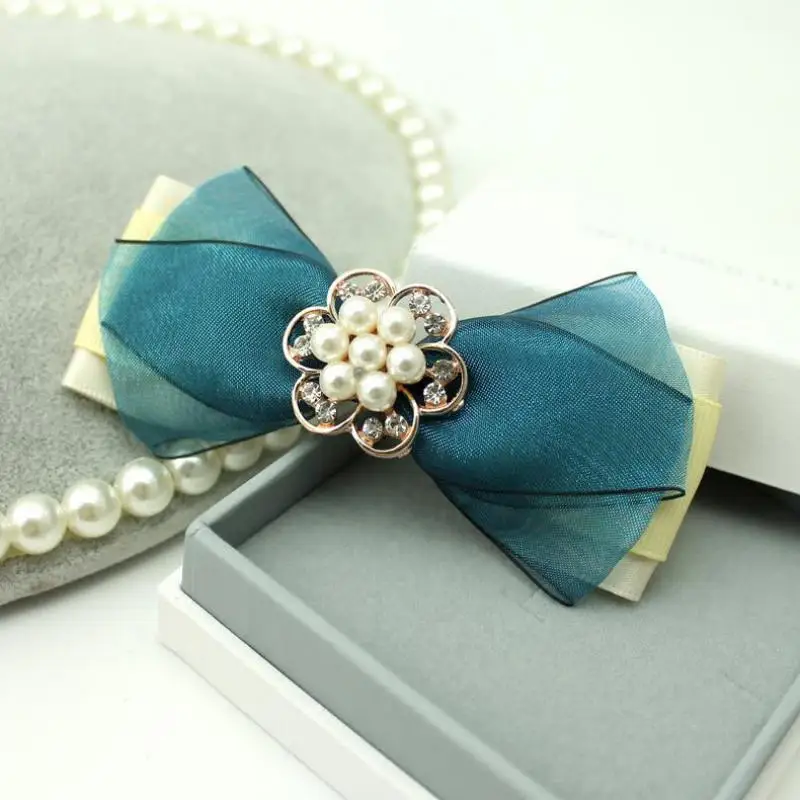 Заколка для волос женская с цветком и жемчугом синего цвета