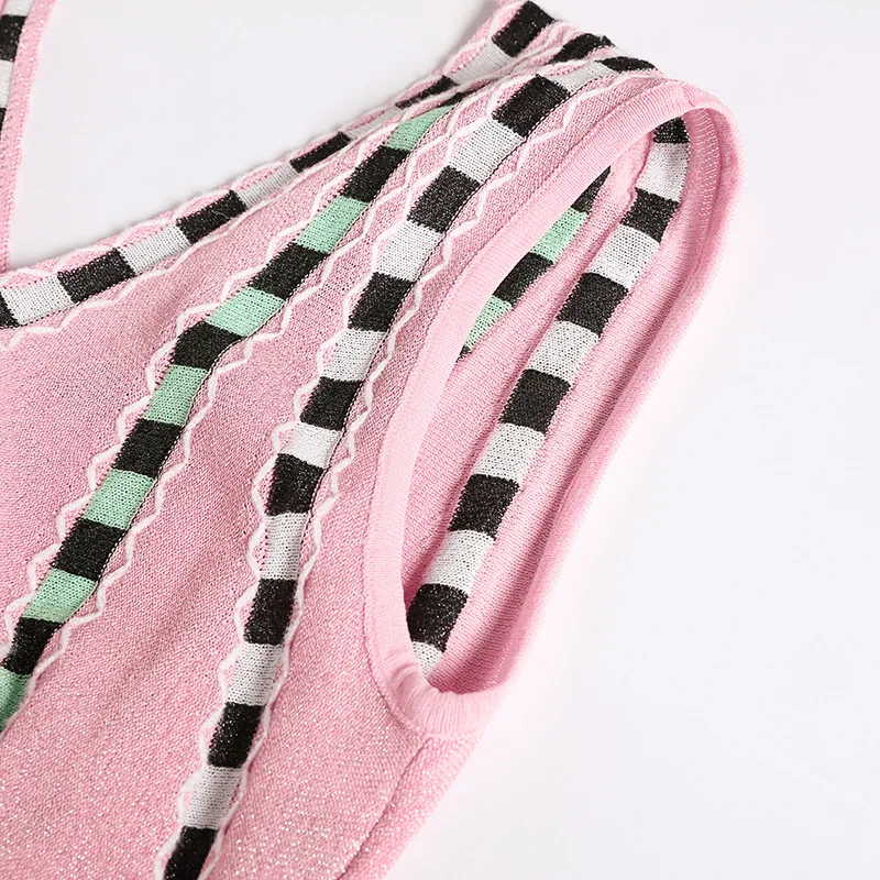 Женское трикотажное платье без рукавов с v-образным вырезом и геометрическим