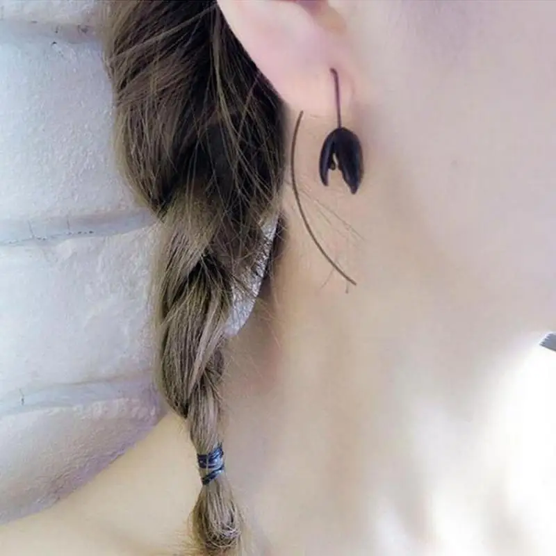 Женские серьги в стиле панк длинные с черным цветком и костями эффектные