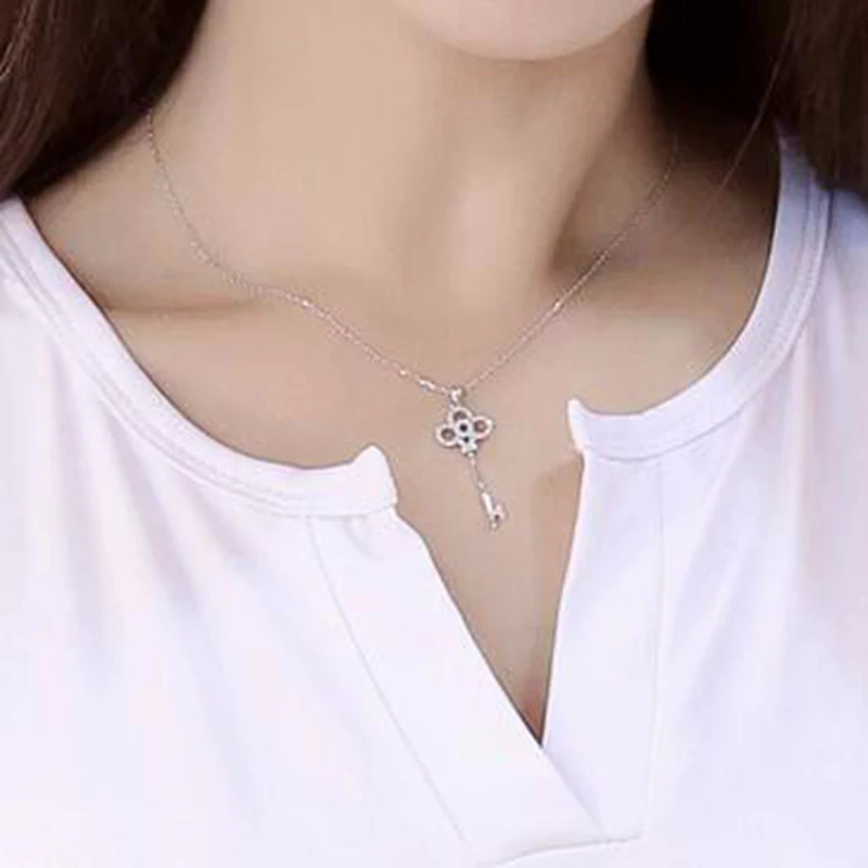 Рубашка женская с длинным рукавом однотонная треугольным вырезом на весну и