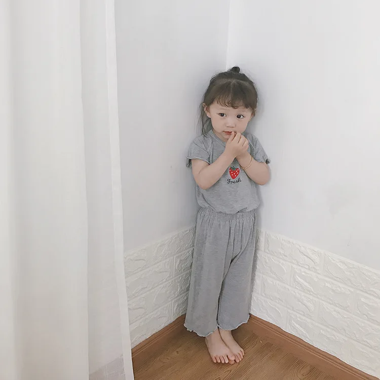Летние милые пижамные комплекты с принтом клубники для девочек 1-7 лет, Детская футболка из чистого хлопка с короткими рукавами+ штаны, костюмы из 2 предметов