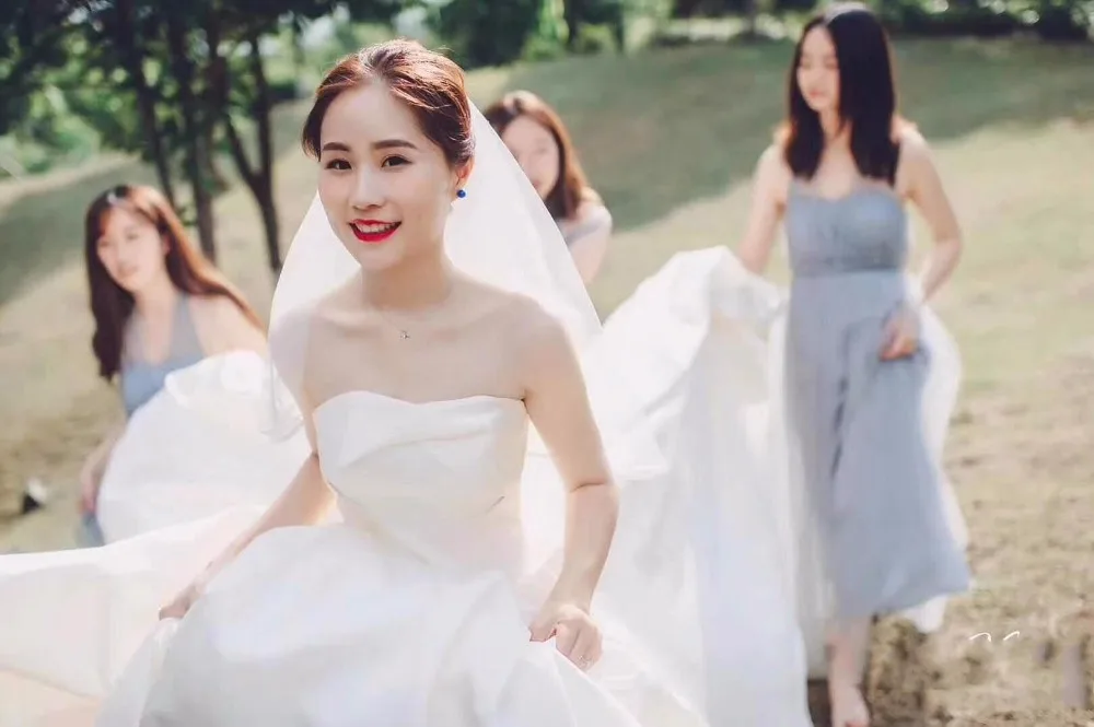 Свадебное платье без бретелек атласное ТРАПЕЦИЕВИДНОЕ ПЛАТЬЕ с длинным шлейфом