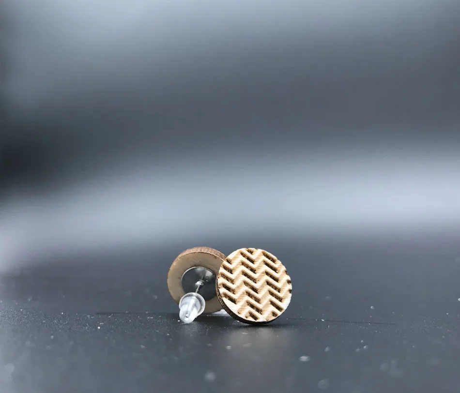 Деревянные серьги гвоздики с волнистым узором маленькие круглые постонами для