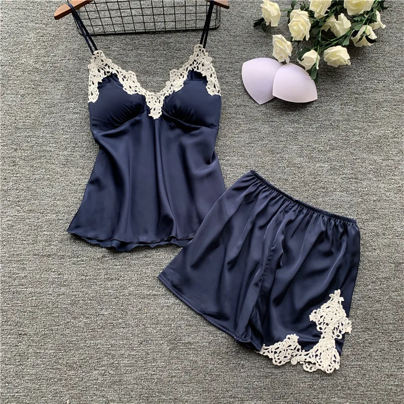 Женская пижама на тонких бретельках с шелковой аппликацией Атласный топ и шорты