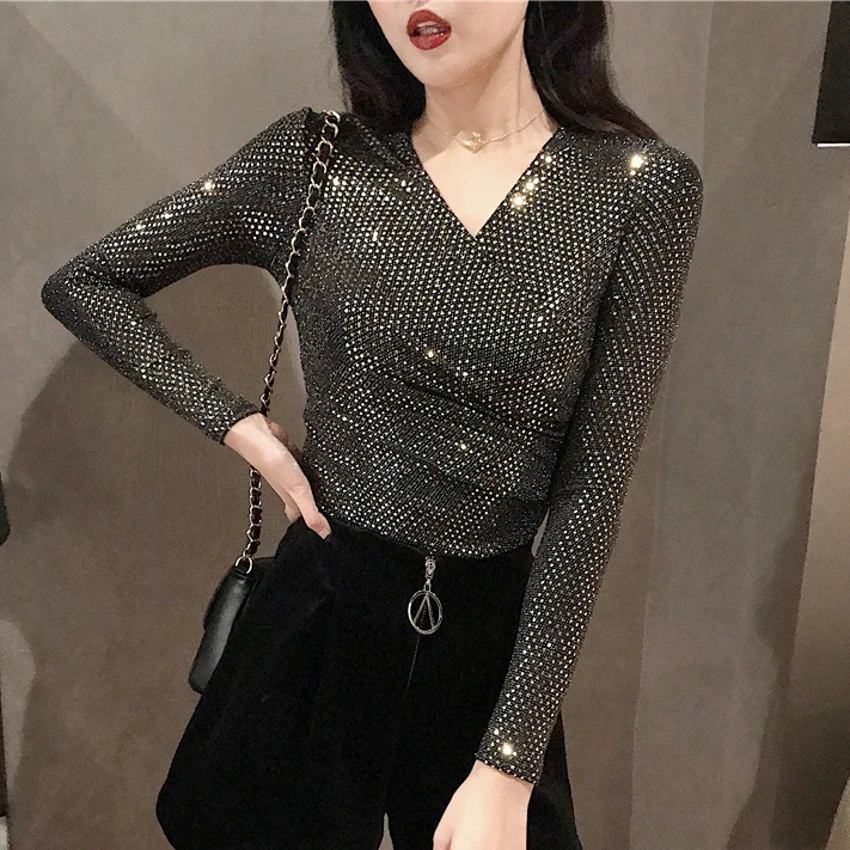 Женская футболка с пайетками на молнии весенне осенняя треугольным вырезом и