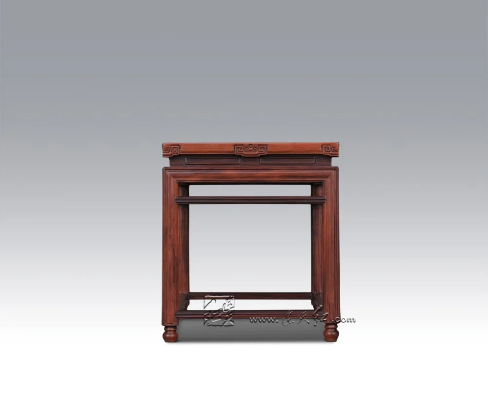 Маленький квадратный деревянный стул резные нефритовые бусины на краю скамейки