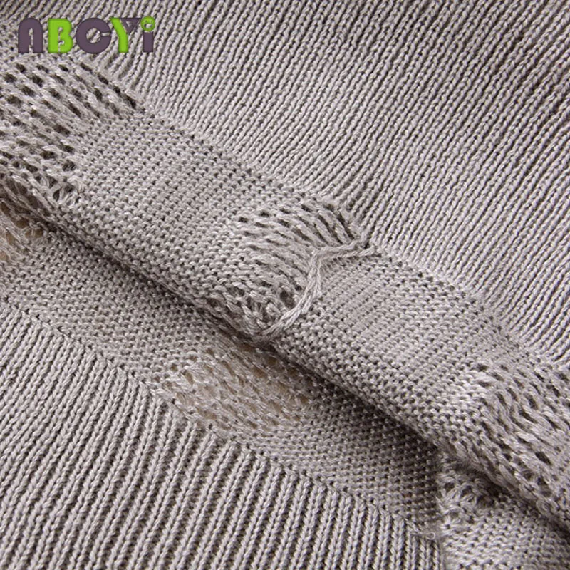 Женское трикотажное платье свитер средней длины серое/черное с V образным