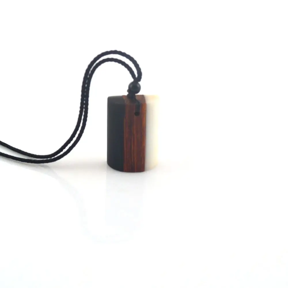 Leanzni Features black and white matching jewelry antique wood resin pendant men's women's wear fashion gifts factory whole |
