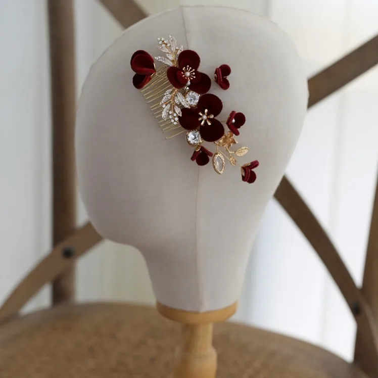 Бордового цвета с украшением в виде цветка для выпускного вечера гребень волос