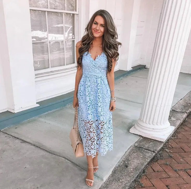 Женское винтажное кружевное платье на бретельках белое летнее с v образным