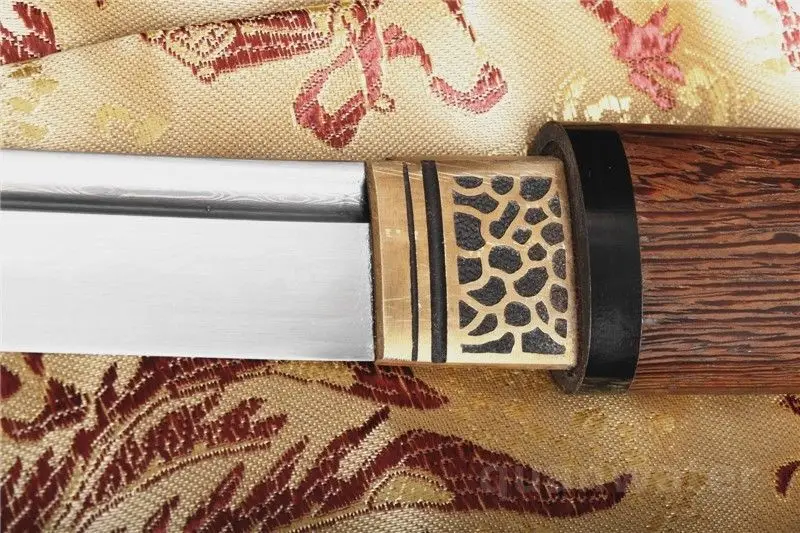 

UNOKUBI-ZUKURI FOLDED STEEL CLAY TEMPERED BUFFALU HORN JAPANESE SWORD KATANA