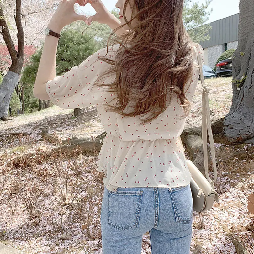 Женская блузка с V образным вырезом оборками и баской в горошек|Блузки| |