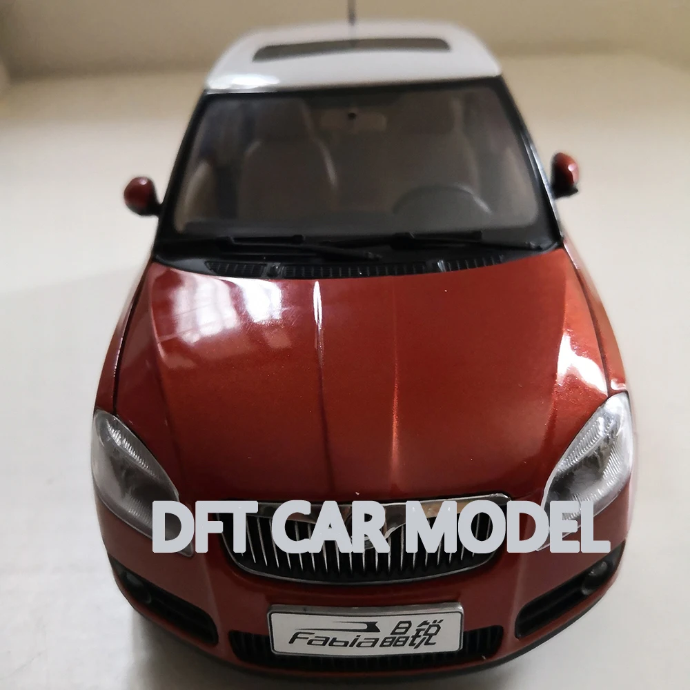 Новинка 1:18 литой автомобиль FABIA из сплава игрушки для детей рождественские