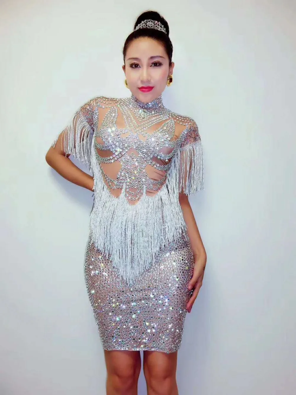 Женское коктейльное платье с кисточками и стразами серебристое облегающее для