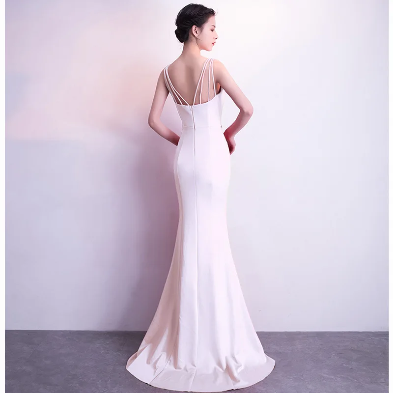 Женское вечернее платье русалка белое без рукавов с V образным вырезом и бантом
