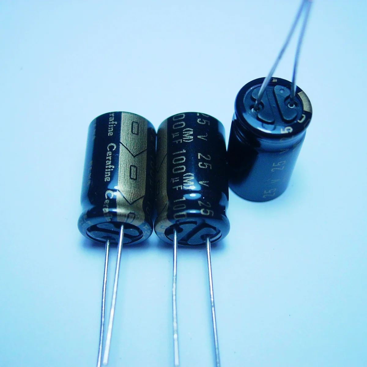10 шт./20 шт. ELNA cerafine 25v100uf черный Аудио Конденсатор Латунные ножки аудио супер