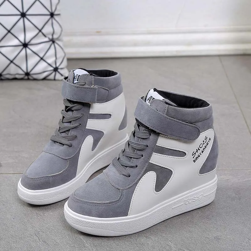 Мягкие Замшевые женские туфли 2017 г. сапоги танкетка кружевная обувь Цвет