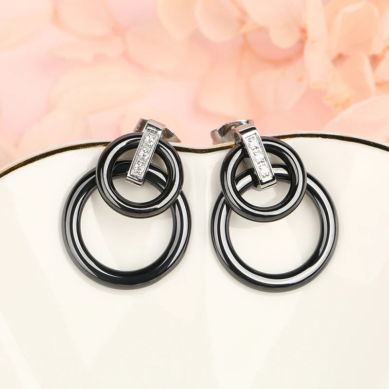 Женские керамические серьги кольца черные или белые винтажные геометрические в