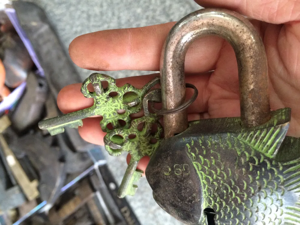 Большой латунный резной замок Статуэтка рыбы с 2 ключами в старом китайском стиле