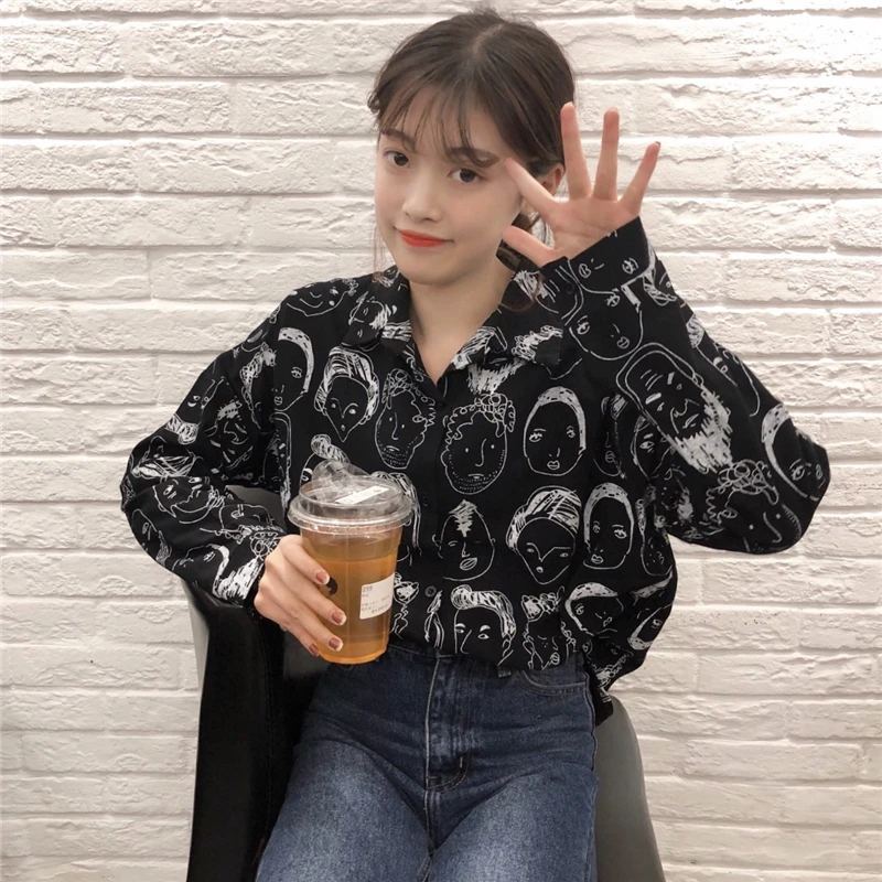 Блузка с длинным рукавом асимметричная черно-белая забавным лицом на пуговицах в