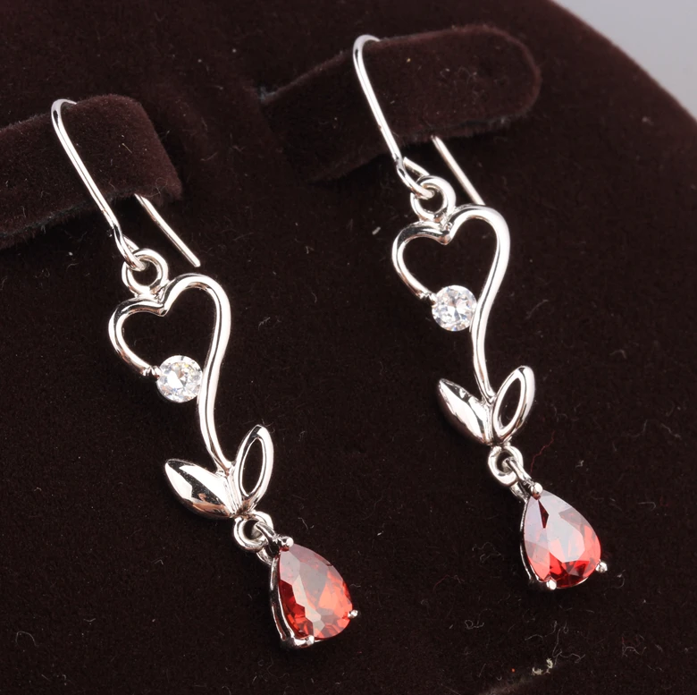 Сережки подвески с красным гранатом в форме сердца серебряным покрытием S5056|dangle