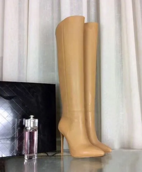 

Модные Соблазнительные осенне-зимние ботинки; открытые женские сапоги до колена на высоком каблуке с острым носком и молнией на боку