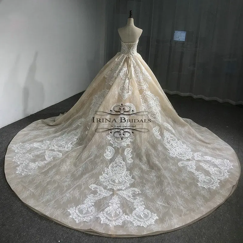 Свадебное платье без бретелек с кружевной аппликацией цвета шампанского